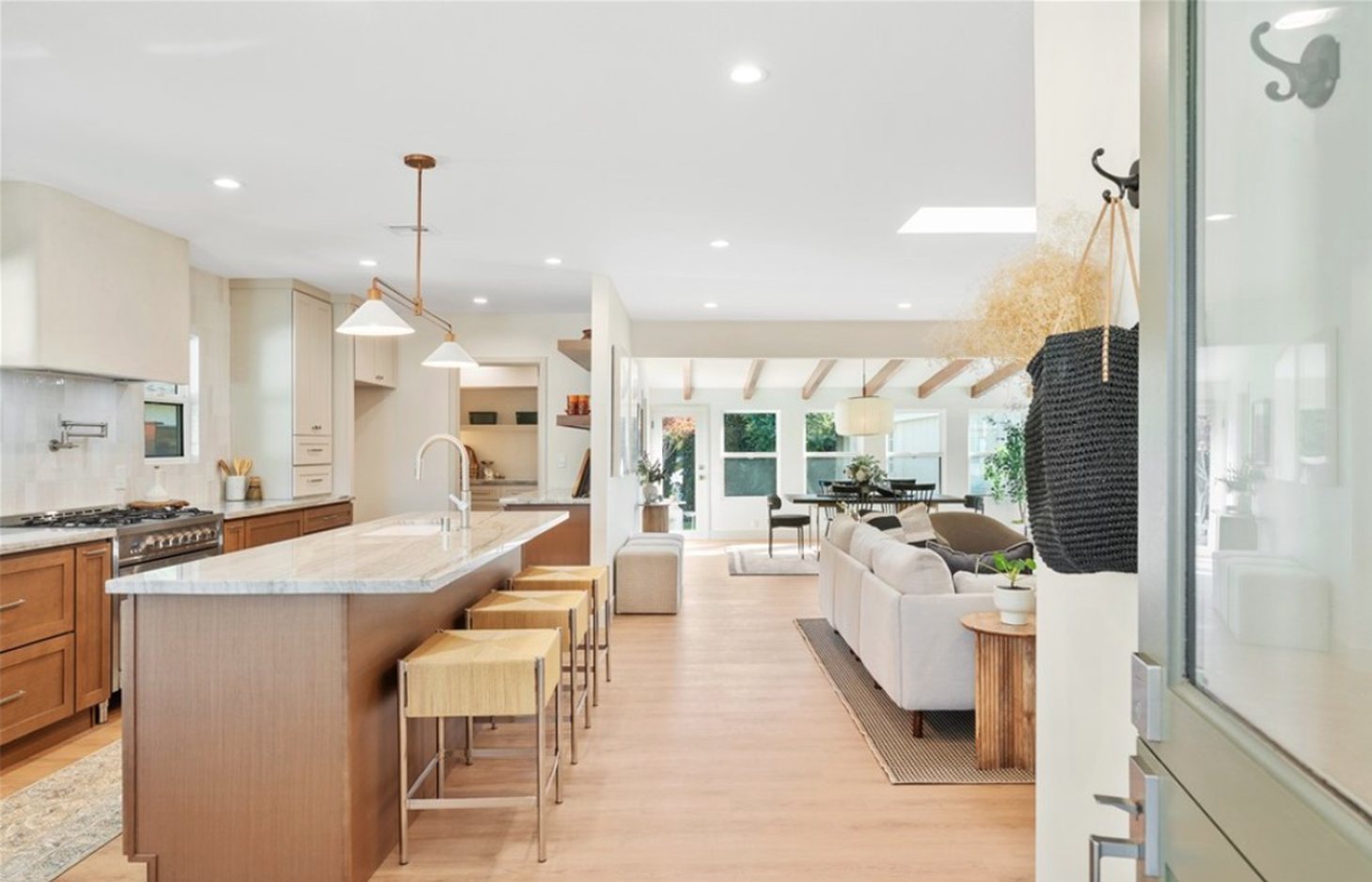 E Los Arcos open kitchen