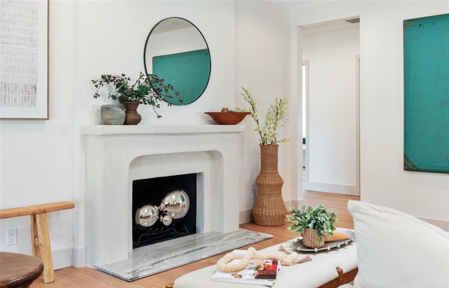 E Los Arcos fireplace