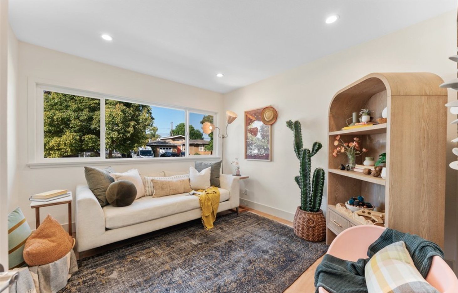E Los Arcos family room